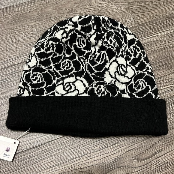 Chanel Beanie and scarf - Picture 5 of 9